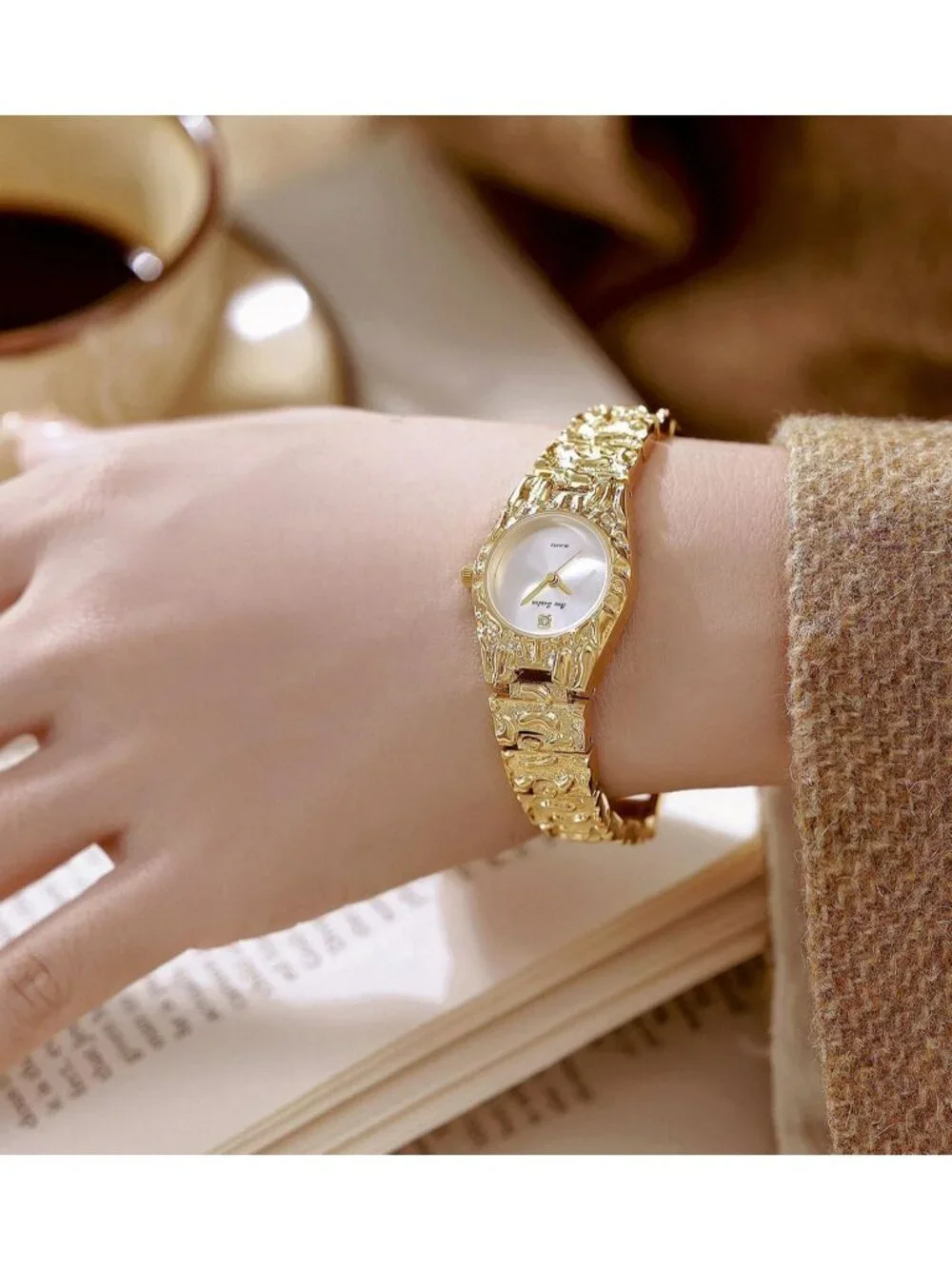 Women's Gold White Luxurious Textured Jewelry Chain Minimalist Dial Quartz Watch